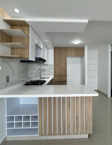 Cocina blanca y madera con cava integrada de Proyecto EME
